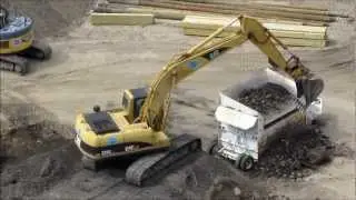 Cat 325CL Excavator Loading Screener