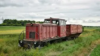 Тепловоз ТУ6А-2561 слідує з вагончиком по вузькоколійці стоянівського торфобрикетного заводу