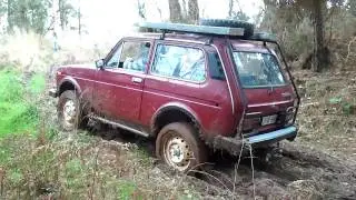 suzuki vitara y lada niva pista de barro
