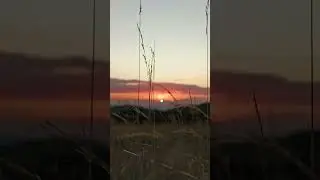 Golden Horizons: A Majestic Mountain Sunset 🌞⛰️🌟