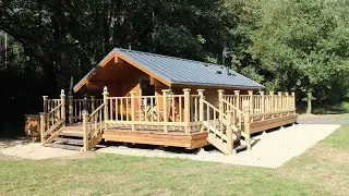 Perfect for 2 Oak Lodge With Wood-fired Hot Tub in England