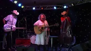 The Cartwheels are Golden Guitar winners Wendy Phypers & Dave Patterson.video C0057