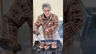 Ceafa de porc si carnati la gratar, simplu, gustos, fara fite si fonfleuri!