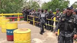Momento en que tumban barricadas en el puente Francisco de Paula Santander