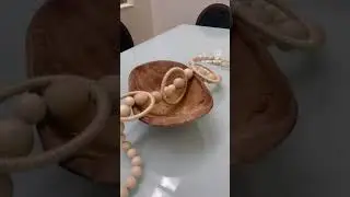 Colar de mesa , todo feito na madeira natural com detalhe em algod&atilde;o . #fry #wood #artesanato