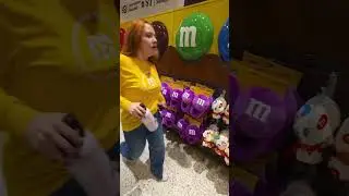 Зайдите в магазин M&M на Таймс-сквер.