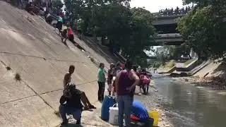 En el r&iacute;o Guaire cae un chorro de agua que es usado por los caraque&ntilde;os para abastecerse #11Mar