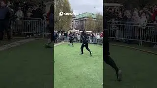 Эпическое столкновение мечей: чёрный против синего и белого доспехов!