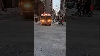 Пожарная бригада № 24 FDNY выехала на 6-ю авеню в центре Манхэттена, Нью-Йорк.