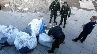 Polizisten fahnden nach Asbests&auml;cken. Nordfl&uuml;gelruine / 11.09.2010 (17.05.03 h)
