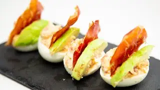 HUEVOS RELLENOS DE AGUACATE.