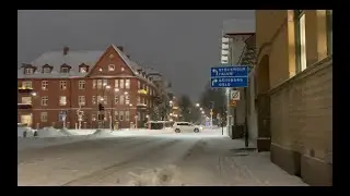 Walking along Olaigatan a snowy evening.