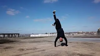 un B-Boy sur le toit (Brice Foe - ENSAN -Nantes)