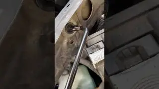 Это просто! Замена фиксатора тяги капота на Honda Accord 2013-2017