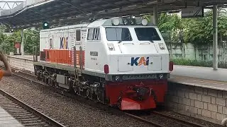 Hunting kereta api di stasiun Jatinegara.part 1