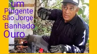 Encontramos um pingente com a imagem de São Jorge banhado a Ouro