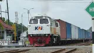 Kereta Peti Kemas Melintas Cirebon