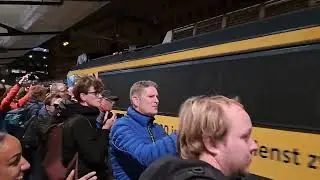 Afscheidsrit 1700 loc, loc 1750 vertrekt met een hoop geluid van de stam weg
