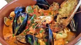 Cacciucco alla Livornese tipica zuppa di pesce Livorno Tuscan seafood stew recipe preparation tips