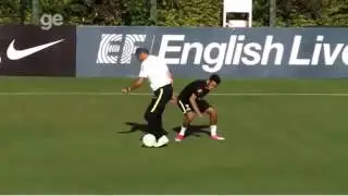 Neymar tenta dar drible no Tite