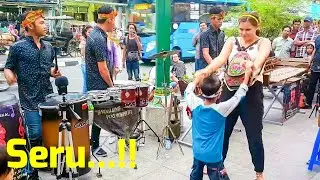 Cewek Bule Cantik Ikut Joget, Malioboro di Sore hari Semakin Seru (Sayang - Angklung Jogja CAREHAL)