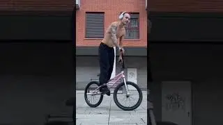 Inigo Arroyo and his pink magic switches #bmx #bmxflatland #fourpegsbmx #spain