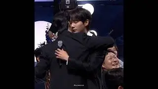 Lee Jung Young mistakenly took the award😂🙈 #leejunhyuk #leejunyoung #BlueDragonSeriesAwards2025