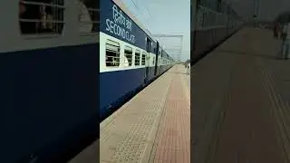 Sirsa Express slowly entering Bhiwani Junction with #WDM3a