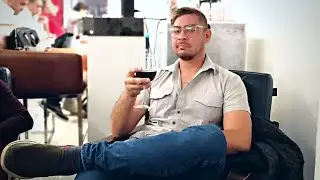 probando la comida de la sala VIP del aeropuerto de la CDMX