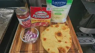 Naan Bread Pizza Recipe #pizza #naanbread  #pizzarecipe #easyrecipe #naanbreadpizza #recipe 