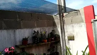 Instalando cobertura de sombrite no jardim.