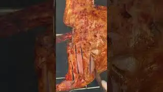 Жареный целиком ягненок с хрустящей корочкой