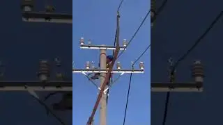 ⚡🚜 Installing high voltage lines&mdash;excavator power at work, shaping the future 💪💥 #shorts #machine