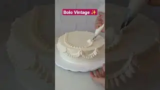 Bolo Vintage, decora&ccedil;&atilde;o passo a passo 🥰 #confeitando #chantininho #shortvideo #bolovintage #babado
