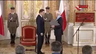 Przekazanie Prezydentowi RP odznak Orderu Orła Białego i Krzyża Wielkiego Orderu Odrodzenia Polski