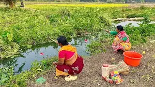 Fishing Video || Two village grandmother cleaned the canal and caught many fish || Best hook fishing