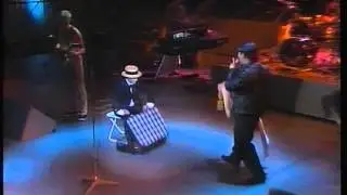 La Orquesta Mondragon.  Muñeca hinchable