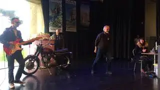 Arriv&eacute;e en rock star de Franck Margerin au festival de BD de Perros-Guirec en Bretagne