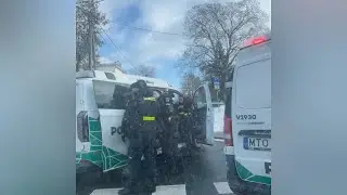 Nerimą sukėlęs prane&scaron;imas: vyras pardavėjos akivaizdoje i&scaron;sitraukė pistoletą