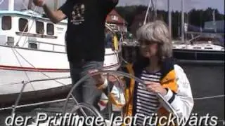 Mit der Yacht rückwärts ablegen
