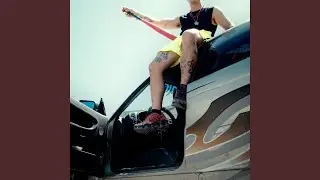 CON UN PORRITO EN LA MANO