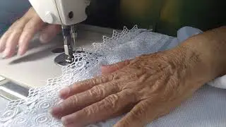 costurando renda em toalha de banho