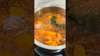 Sweet potatoes dessert soup (tong sui) with sago pearls