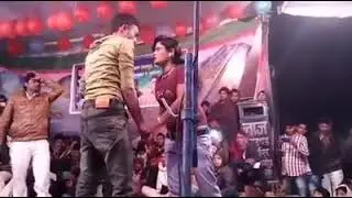 दुपट्टा सरक रहा है मेरा दिल धड़क रहा है