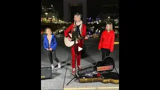 Il chante et deux petites filles s’invitent, c’est merveilleux ♥️ | Roman Roses
