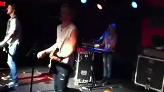 R5 performing Here Comes Forever