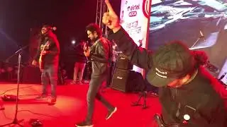তুমি চেয়ে আছো, তাই আমি পথে হেঁটে যাইহেঁটে হেঁটে বহুদূর, বহুদূর যেতে চাই