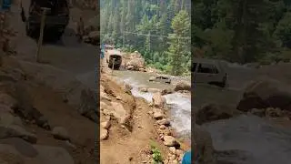 Car stuck in water😱| watercrossing kel kashmir | neelum valley kel |naran kaghan update today#travel