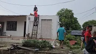 Asi  se se ve el desastre que dejo del fuerte tornado en soledad muchas familias lo perdieron todo