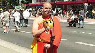 Tem de tudo na AV.Paulista! BUDISMO, APOCALIPSE E PROFESSOR